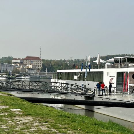 Erster Landstromanschluss an unseren Donaustationen in Linz!