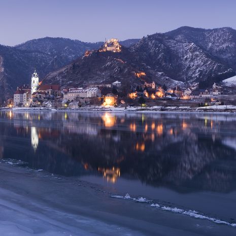 DonauStationen brings floating Advent market to Dürnstein