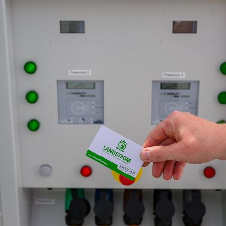 Erster Landstromanschluss an unseren Donaustationen in Linz!